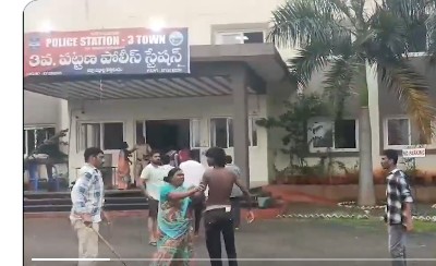 TG : శోభాయాత్రలో పోలీసులు.. పీఎస్‌‌‌లో రెండు కుటుంబాల ఫైటింగ్