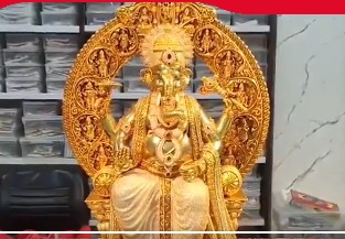 Viral : రెండు కళ్లు చాలవు.. 24 క్యారెట్ల గోల్డ్, వజ్రాలతో మెరిసిన ‘బొజ్జ గణపయ్య’