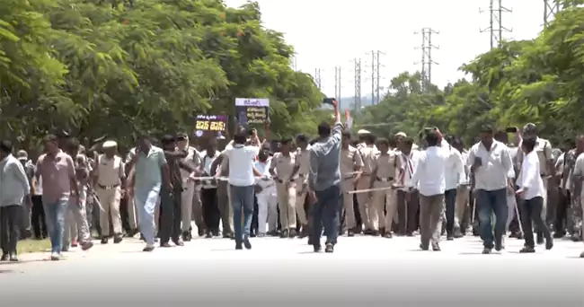 TG : ఎర్రవల్లిలో హైటెన్షన్.. కేసీఆర్ ఫామ్హౌస్ వైపు కాంగ్రెస్ శ్రేణుల దూకుడు!