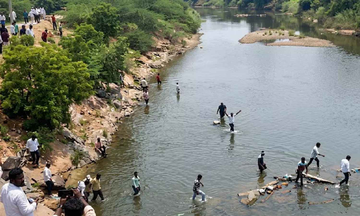Jurala Water: ప్రాణాలకు తెగించి నీటి కోసం రైతుల పోరాటం.. జూరాల ముట్టడికి యత్నం