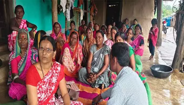 Adilabad: గిరిజన మహిళల రుణాల్లో భారీ గోల్‌మాల్!!..