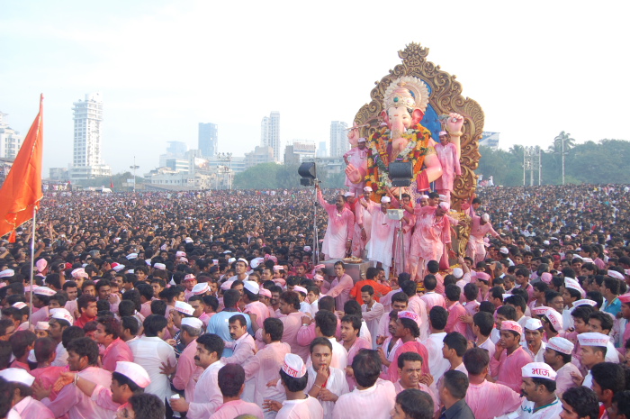 Mumbai : లాల్బాగ్ గణేశ్ ఉత్సవాల్లో తీవ్ర విషాదం..