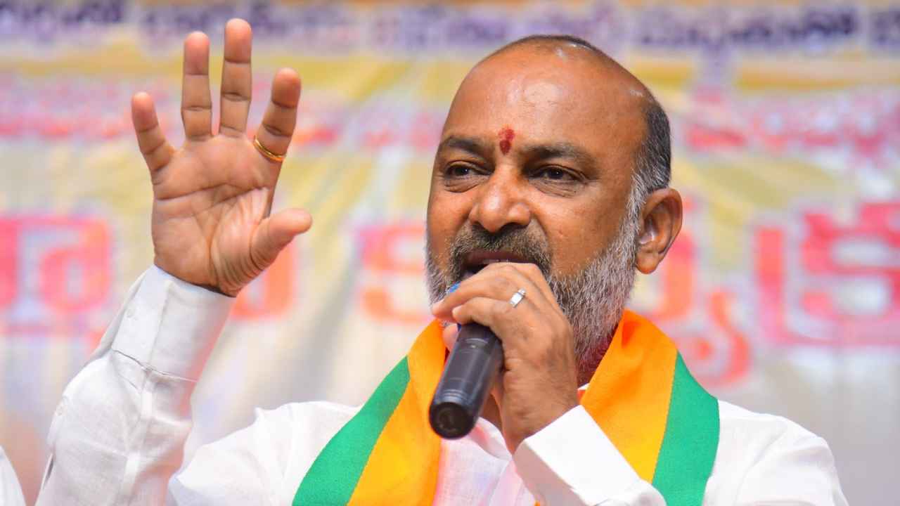 నిజాంను పొగడటం సిగ్గుచేటు..వాళ్లకి డీఎన్ఏ టెస్టులు చేయాలి-బండి సంజయ్