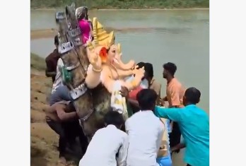 Viral : విగ్రహ ప్రతిష్టచేయకుండానే గంగమ్మ ఒడికి గణేశుడు