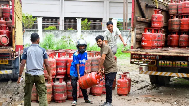 Gas booking: గ్యాస్ వినియోగదారులకు కేంద్రం గుడ్న్యూస్.. రీఫిల్ బుకింగ్లో కీలక మార్పులు!..