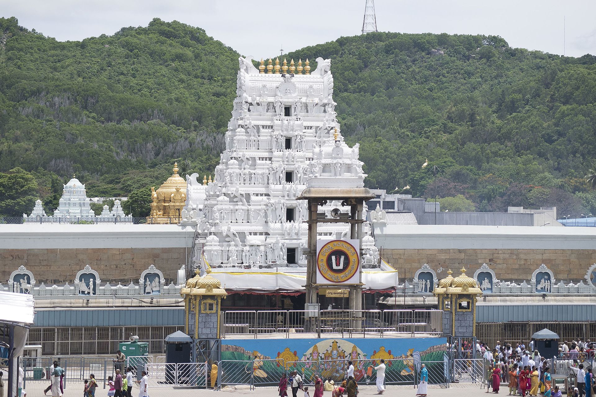 Tirumala: యాత్రికులతో కిక్కిరిసిన శేషాచలం.. స్వామి వారి దర్శనానికి ఎన్ని గంటలు అంటే?