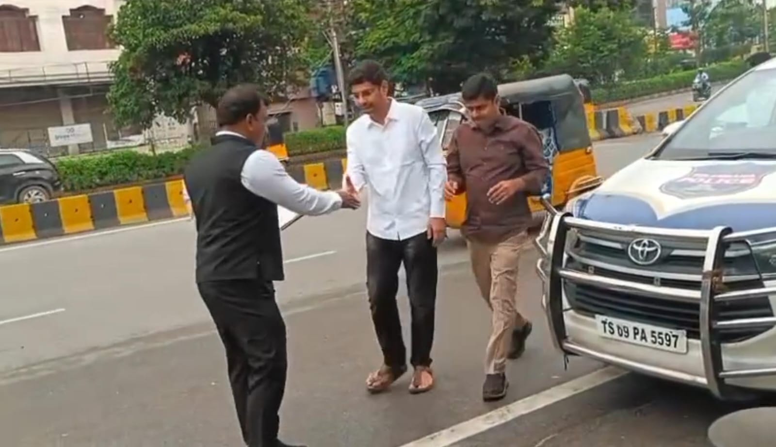 అసెంబ్లీ గేట్ 3 ఘటన వెనుక కుట్ర ఉందా?.. కేటీఆర్ పీఏ, పీఆర్వోలకు పోలీసుల ప్రశ్నలు!