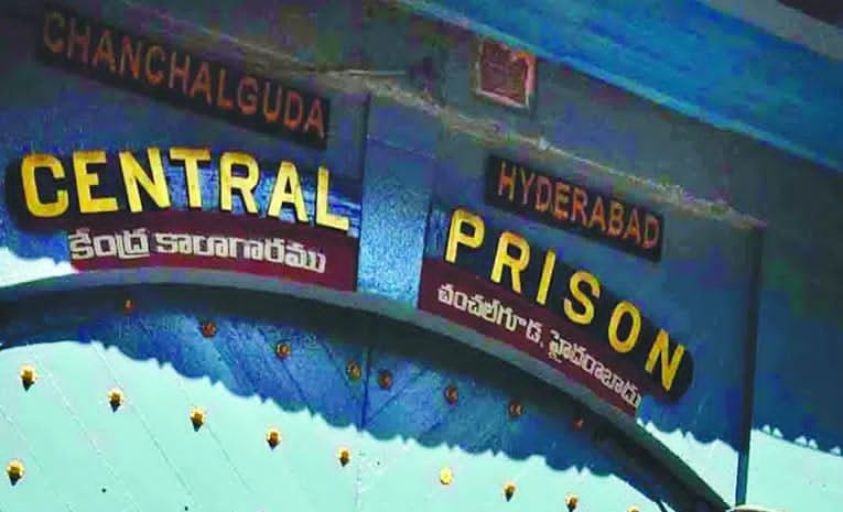 Hyd :  చంచల్‌గూడ జైలులో రిమాండ్ ఖైదీ ఆత్మహత్య