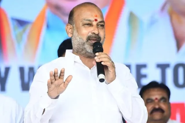 పార్టీలు మారే వాళ్లకు సుప్రీం తీర్పు చెంపపెట్టు : బండి సంజయ్