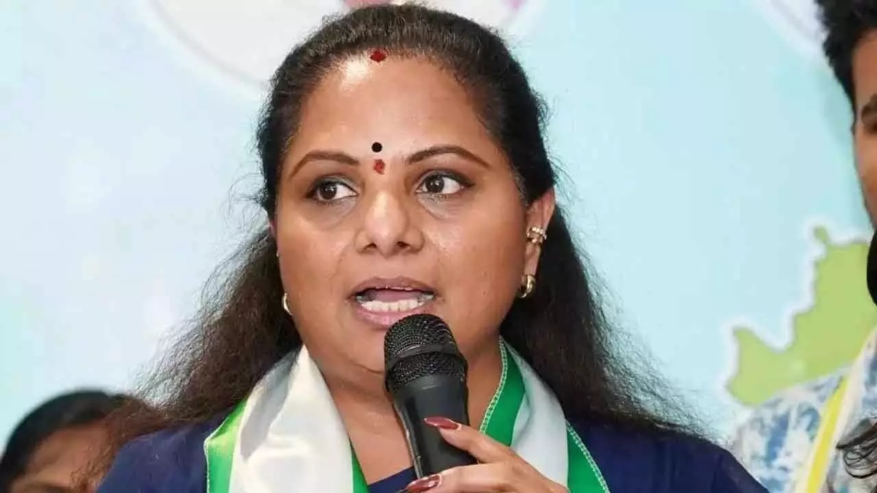 TG Politics: "గజం ఎక్కువ ఉన్నా ప్రభుత్వానికే ఇచ్చేస్తా.." సీఎం రేవంత్కు కవిత ఓపెన్ ఛాలెంజ్
