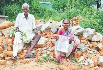 TG : గూడు చెదిరే.. వృద్ధులను రోడ్డున పడేసిన ఇందిరమ్మ ఇళ్లు