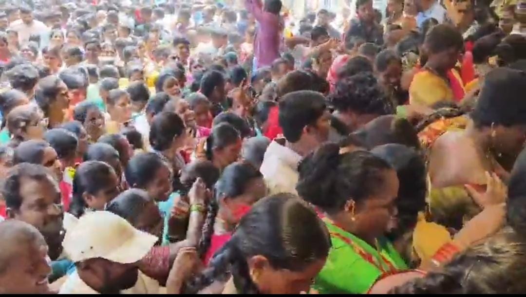 రూ.9లకే చీర.. ఎగబడ్డ జనాలు.. తోపులాట