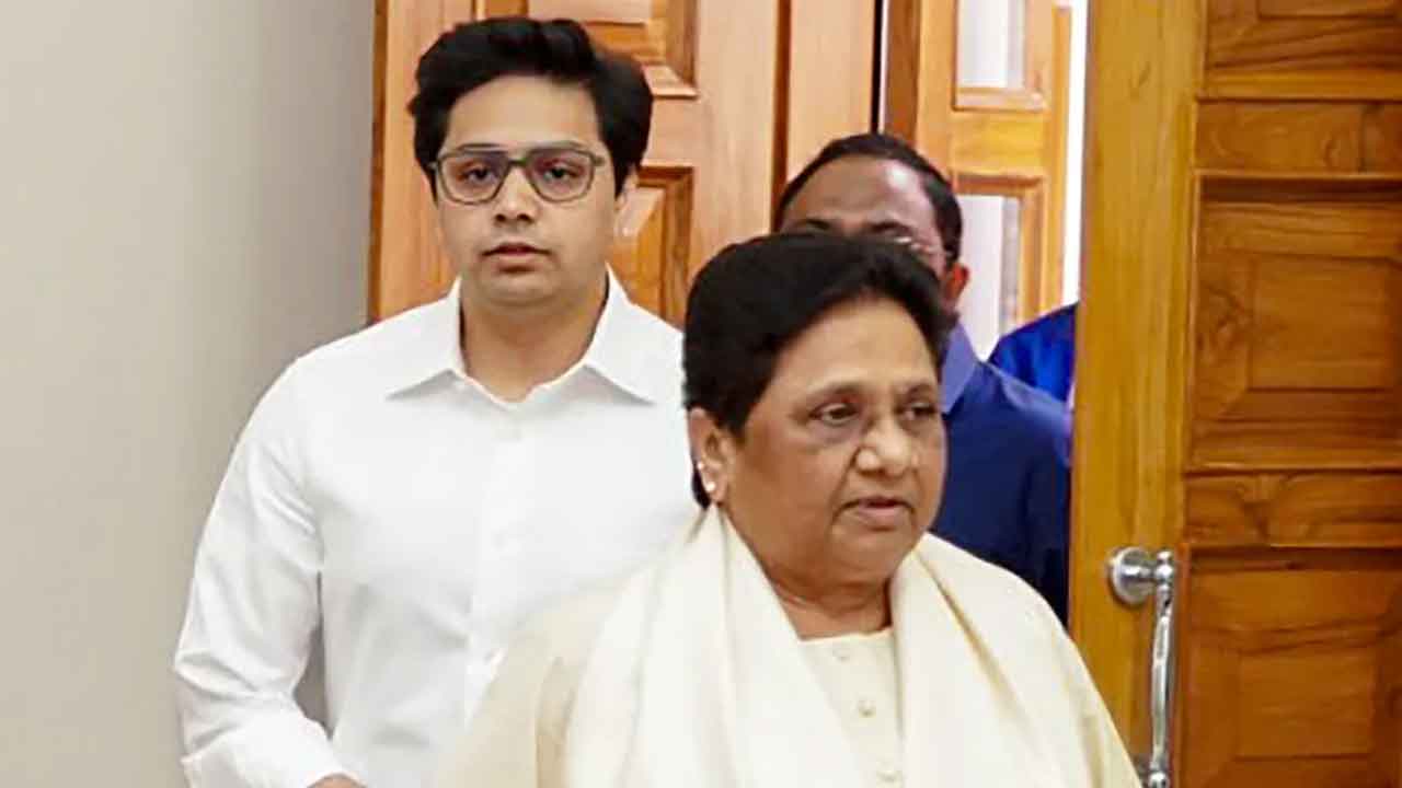 బీఎస్పీలో సంచలనం.. మేనల్లుడు ఆకాష్ ఆనంద్ను పార్టీ నుంచి తొలగించిన మాయావతి!