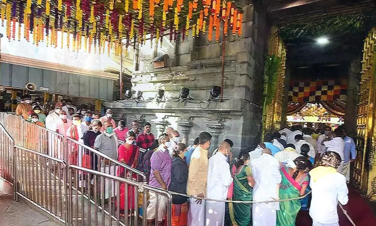 Tirumala: తిరుమల అప్డేట్.. శ్రీవారి దర్శనానికి పోటెత్తిన భక్తులు!..