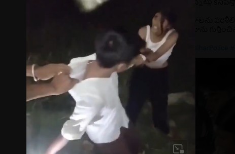 Viral : జంటపై ఓ గుంపు అమానుషం.. వేధింపులు, కిడ్నాప్నకు యత్నం!