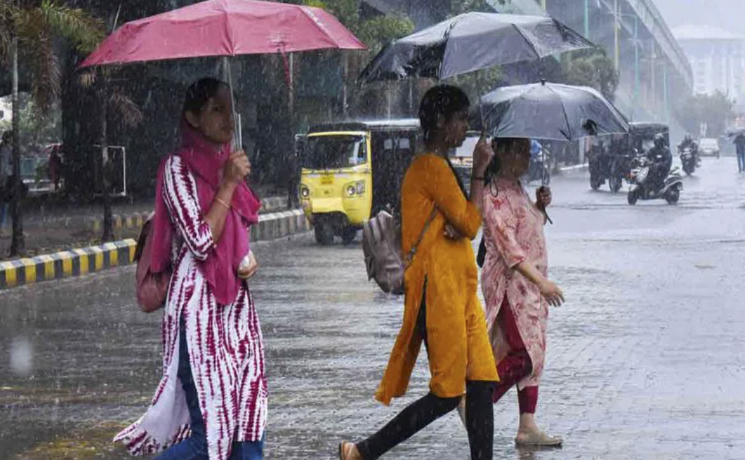 Rain Alert: తెలుగు రాష్ట్రాలకు తుఫాన్ గండం.. పలు జిల్లాలకు ఆరెంజ్, ఎల్లో అలర్ట్‌!
