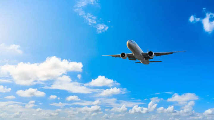 AirFareHike: విమాన ప్రయాణ చార్జీలకు రెక్కలు.. కొన్ని రూట్లలో 300శాతం వరకు పెంపు!