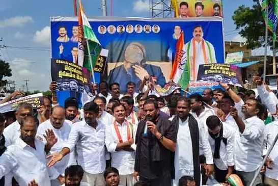Congress : దళితులను 125 అడుగుల లోతుకు తొక్కేందుకు కేసీఆర్ కుట్ర : ప్రభుత్వ విప్ బీర్ల ఐలయ్య