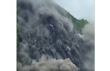 Nepal :డేంజర్స్ బెల్స్..  నేపాల్‌లో భారీగా విరిగిపడిన కొండచరియలు