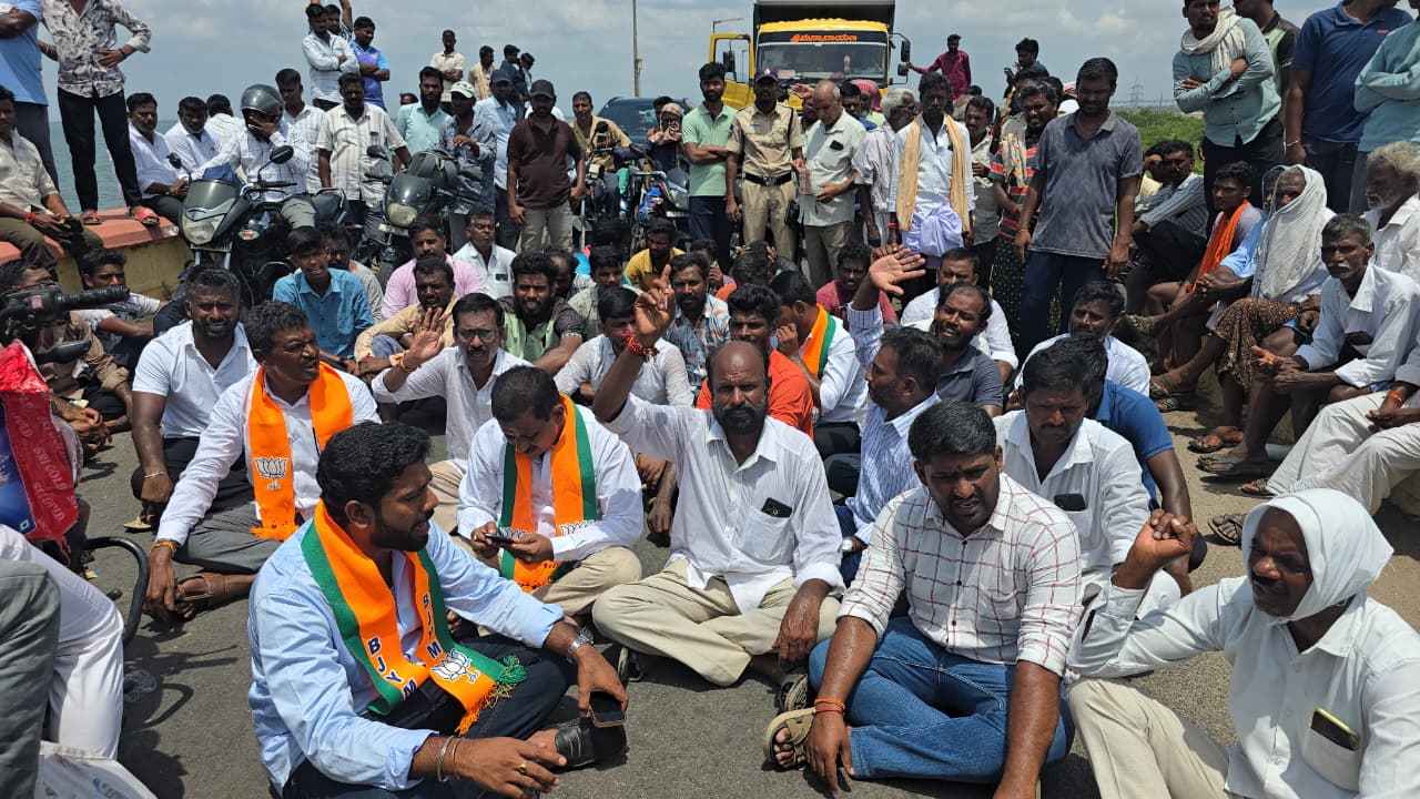 సాగునీటి కోసం రోడ్డెక్కిన రైతులు.. జూరాల నుంచి నీరు విడుదల చేయాలని డిమాండ్