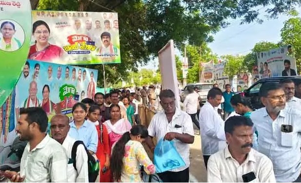 TG : చేతిలో డిగ్రీ పట్టాలు..జాబ్మేళాకు పోటెత్తిన నిరుద్యోగులు