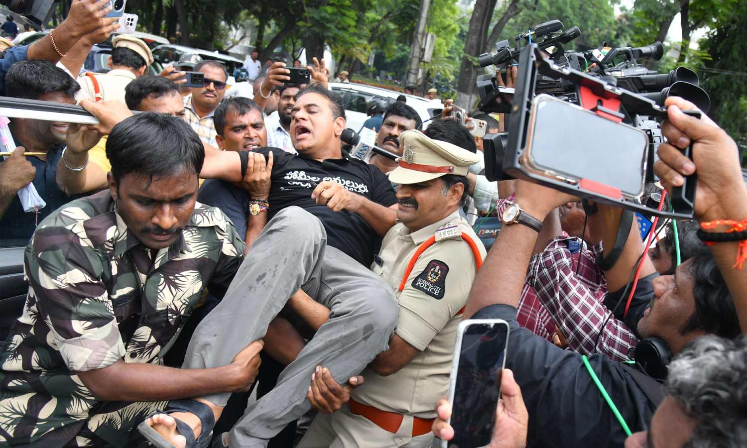 BRS : కేటీఆర్కు దెబ్బ మీద దెబ్బ.. పీఆర్వో, పీఏ మీద కేసు