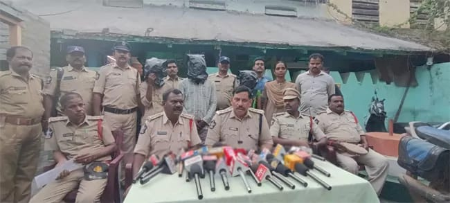 Crime : వ్యక్తి దారుణ హత్య.. చిక్కుముడి విప్పిన మద్యం బాటిల్ మూత