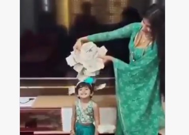 viral : డబ్బు కట్టలతో షో .. అతి చేసి అనుభవించిన యూట్యూబర్ ఫ్యామిలీ!