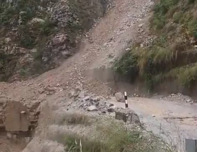 Kedarnath: కేదార్‌నాథ్‌లో కొండచరియల బీభత్సం.. ఘాట్ రోడ్డులో చిక్కుకున్న తెలుగు యాత్రికులు!
