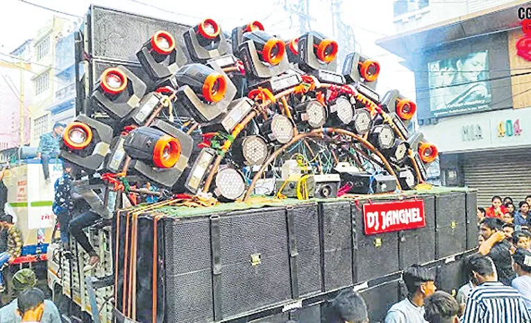 DJ Sound: గుండెలు ఆగుతున్నయ్.. చెవులు బద్దలవుతున్నయ్.. ఎందుకీ రాకాసి డీజేలు..?