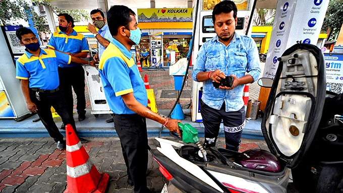 Fuel Price Hike: చమురు సంస్థలకు భారీ నష్టాలు.. మళ్లీ రేట్లు బాదుడేనా?