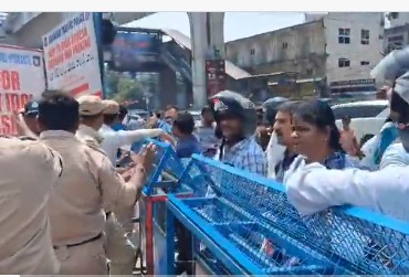 Hyd : పోలీసులు vs ఉద్యోగులు.. రోడ్ బ్లాక్‌తో వాహనదారుల పరేషాన్