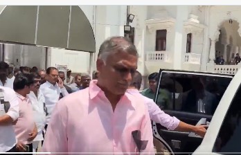 BRS : కేసీఆర్ ఇంటికి హుటాహుటిన కేటీఆర్, హరీశ్ రావు.. ఏం జరిగింది?