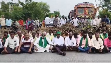 TG : రోడ్డెక్కిన రైతాంగం.. 24 గంటల కరెంట్ ఎక్కడ?