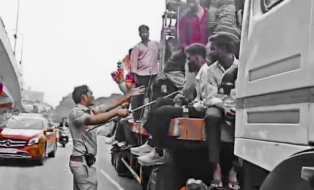 ట్యాంక్ బండ్‌పై కేసీఆర్ పాట.. గణేష్ భక్తులపై ఎస్సై లాఠీఛార్జ్!