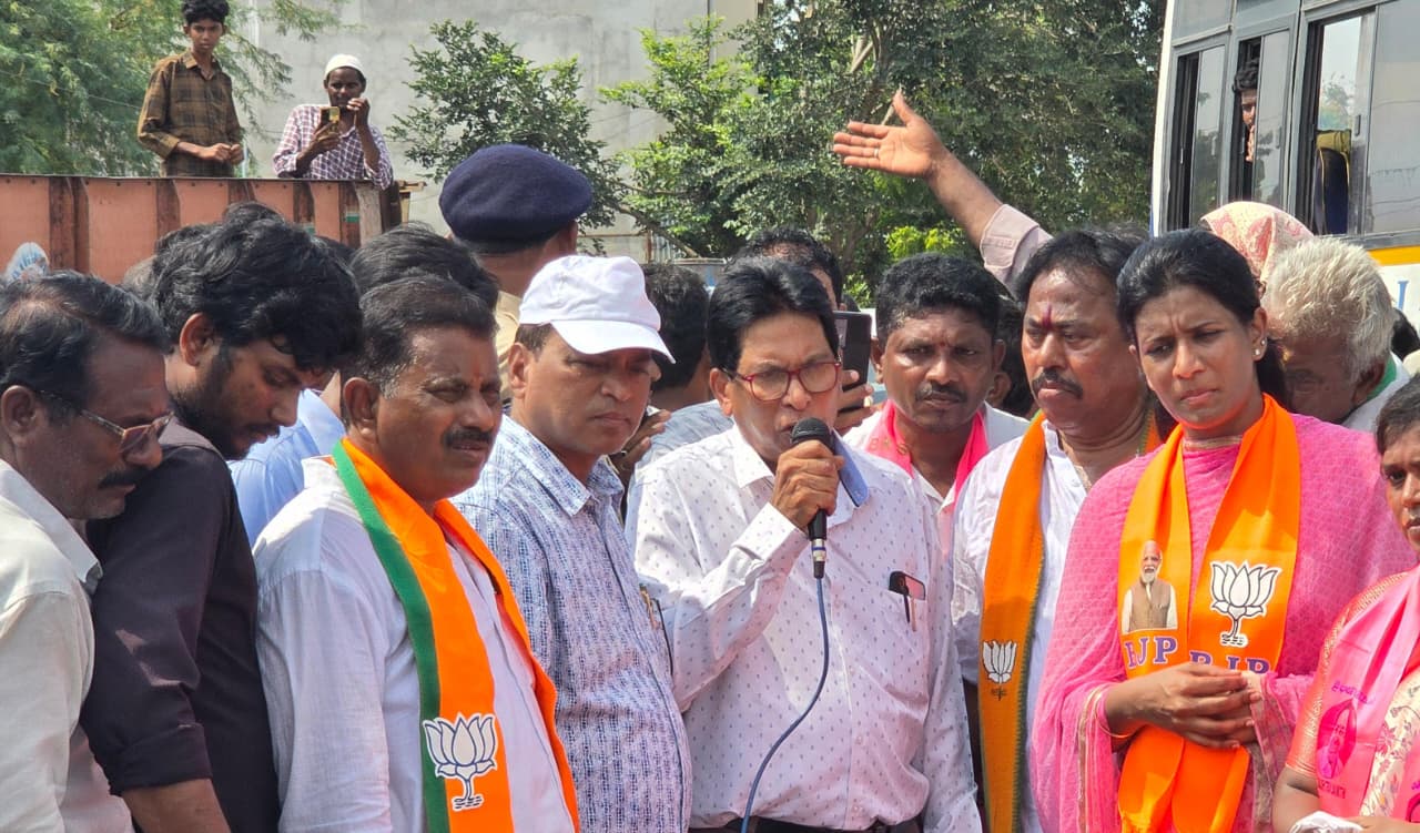 Gadwal: సాగునీటి కోసం రోడ్డెక్కిన రైతులు.. జమ్మిచేడు వద్ద భారీ ధర్నా!..