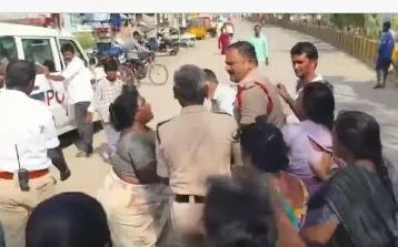 TG :  కోదాడలో సీఐ దాష్టీకం.. మహిళలను నెట్టేసి నడిరోడ్డుపై వీరంగం!