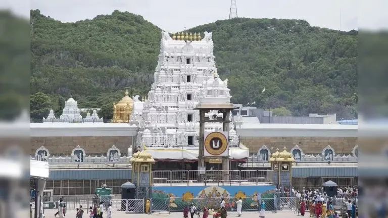 తిరుమలలో భక్తుల కిటకిట.. శ్రీవారి సర్వదర్శనానికి 20గంటల సమయం!