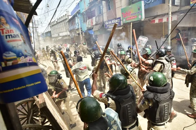 Ujjain : షాహీ దర్గా తొలగింపు..  మరోమారు ఉజ్జయినిలో తీవ్ర ఉద్రిక్తత