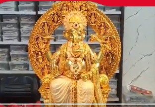 Viral : రెండు కళ్లు చాలవు.. 24 క్యారెట్ల గోల్డ్, వజ్రాలతో మెరిసిన ‘బొజ్జ గణపయ్య’