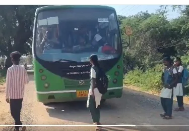 Viral : ఆర్టీసీ డ్రైవర్, కండక్టర్కు విద్యార్థినుల చుక్కలు..ఎందుకంటే?