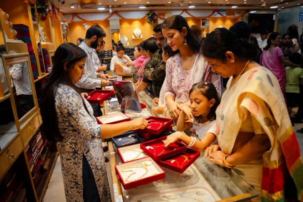 Gold price today: కుప్పకూలిన బంగారం, వెండి ధరలు.. తులంపై రూ. 4,000కు పైగా తగ్గుదల!
