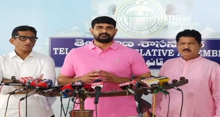 అసెంబ్లీ వద్ద బీఆర్ఎస్ ఎమ్మెల్యేల ఆగ్రహం.. రేవంత్ ప్రభుత్వంపై కౌశిక్ రెడ్డి, డాక్టర్ సంజయ్ నిప్పులు!