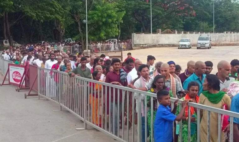 Tirumala: శ్రీవారి ద‌ర్శ‌నానికి 24గంట‌లు.. కంపార్ట్‌మెంట్లు దాటి శిలాతోరణం వరకు క్యూలైన్!