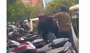 Viral : ఆటోడ్రైవర్తో ఇద్దరు అమ్మాయిల ఫైటింగ్.. వీడియో వైరల్