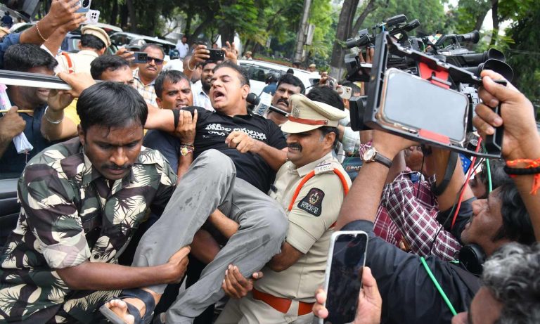 BRS : కేటీఆర్‌‌కు దెబ్బ మీద దెబ్బ.. పీఆర్వో, పీఏ మీద కేసు
