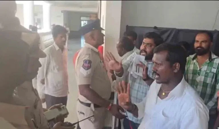 TG : ‘బిల్లులు ఇస్తారా.. ఇవ్వరా?’.. డిప్యూటీ సీఎం ఛాంబర్ ముందు ఆందోళన!