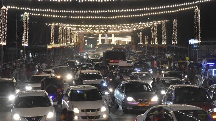 Hyderabad: నగరంలో మొదలైన దసరా సందడి.. ట్రాఫిక్ జామ్ తో నిండిపోయిన హైవేలు!!..