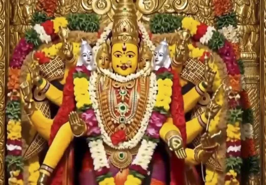 గాయత్రీదేవి అలంకరణలో కనకదుర్గమ్మ.. ఇంద్రకీలాద్రిపై పోటెత్తిన భక్తులు!