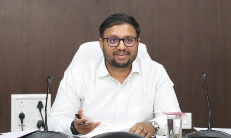 TG: కాలువ జాగాలకే ఎసరు.. తహసీల్దార్ సహా ముగ్గురు అధికారులు సస్పెండ్!